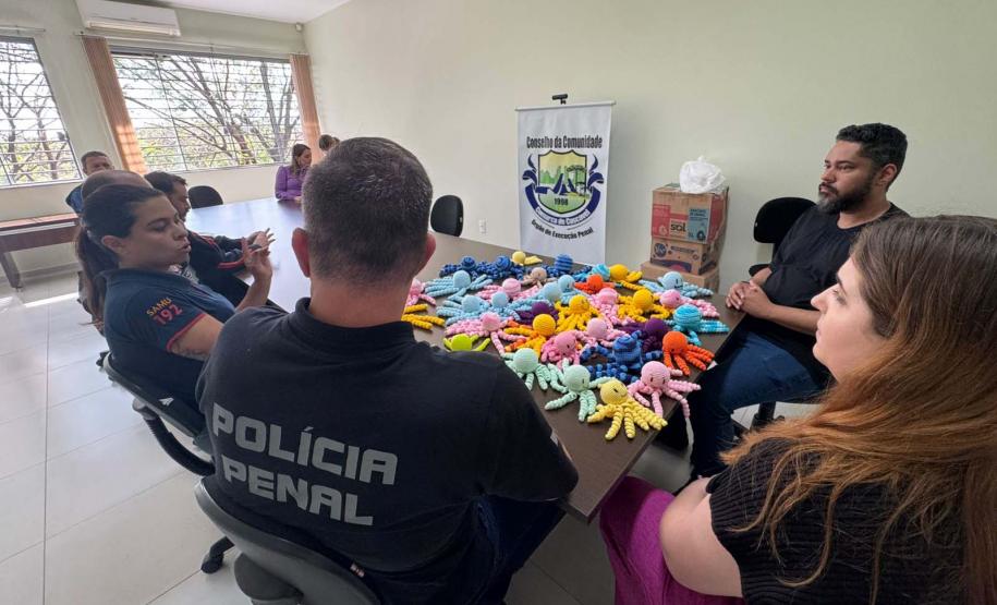 Pessoas privadas de liberdade fazem polvinhos de crochê para crianças atendidas pelo Samu