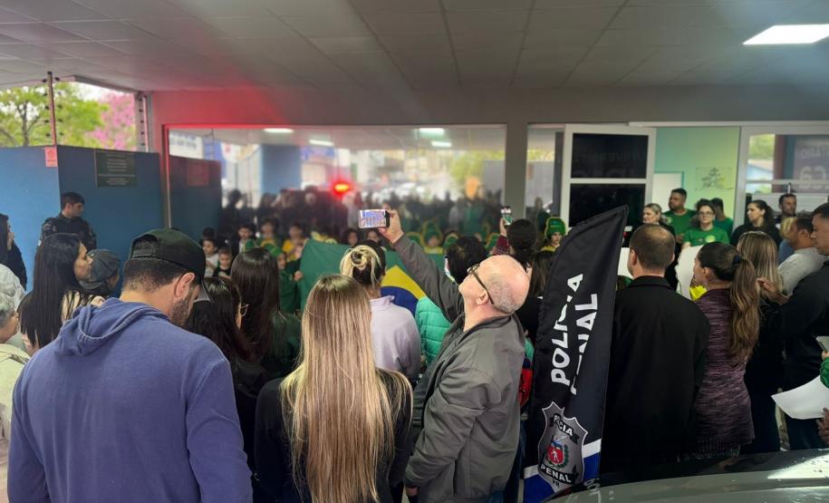 Polícia Penal do Paraná participa de exposição escolar em Cascavel e aproxima crianças da segurança pública