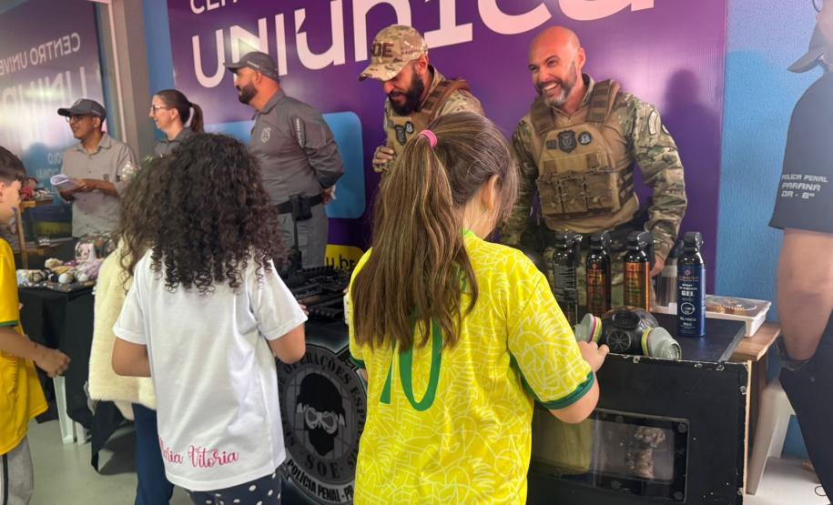 Polícia Penal do Paraná participa de exposição escolar em Cascavel e aproxima crianças da segurança pública