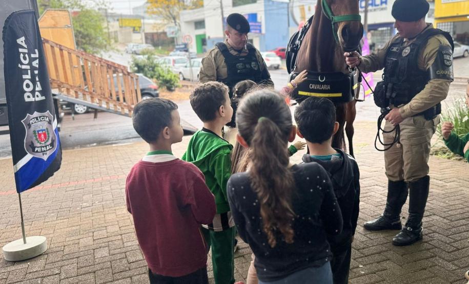 Polícia Penal do Paraná participa de exposição escolar em Cascavel e aproxima crianças da segurança pública