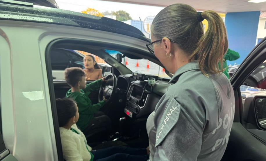 Polícia Penal do Paraná participa de exposição escolar em Cascavel e aproxima crianças da segurança pública