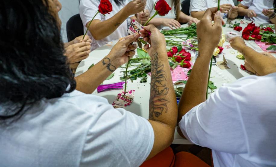 Mulheres privadas de liberdade preparam rosas que serão entregues no Dia da Mulher
