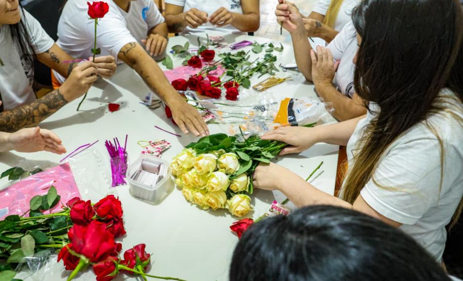 Mulheres privadas de liberdade preparam rosas que serão entregues no Dia da Mulher
