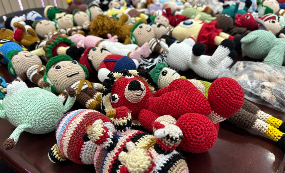 Amigurumis feitos por custodiados das unidades penais serão distribuídos às mulheres em dia de conscientização de combate à violência