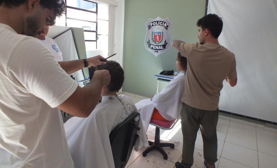 Mulheres privadas de liberdade recebem feira da saúde, em parceria com a Igreja Batista