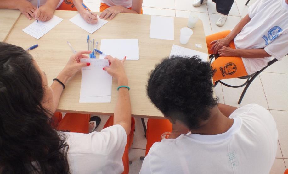 Mulheres privadas de liberdade recebem feira da saúde, em parceria com a Igreja Batista