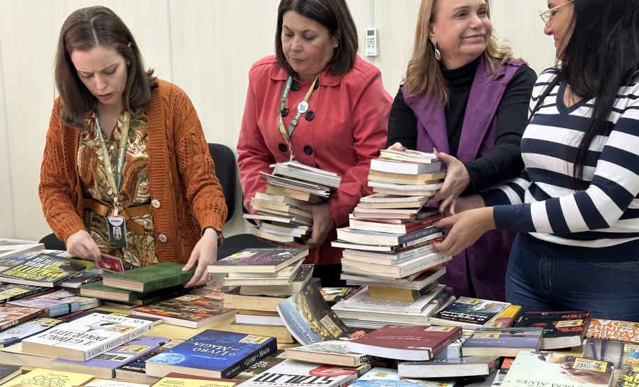 Penitenciária Estadual de Maringá recebe acervo de livros do Projeto Viagem do Livro