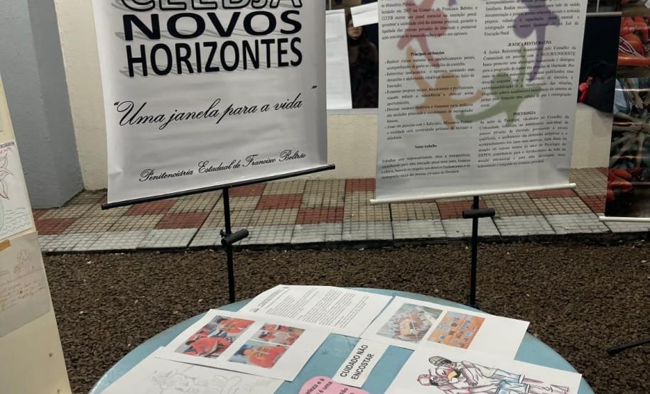 Trabalhos artísticos de pessoas privadas de liberdade da Penitenciária Estadual de Francisco Beltrão são expostos em semana acadêmica da UNIPAR