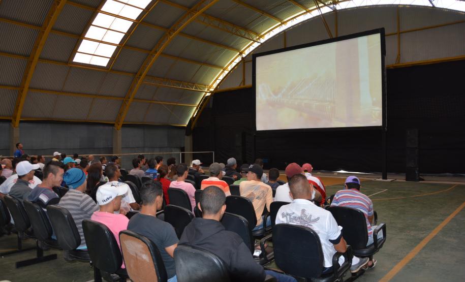 Mais de 300 presos do regime semiaberto assistem filme em sessão de cinema
