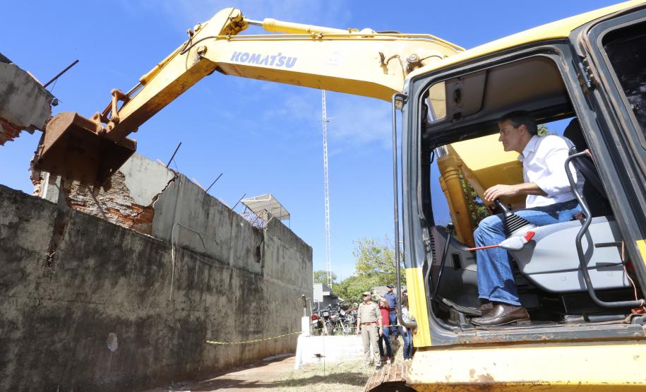 O governador Beto Richa participa em Cascavel,da inauguração do Núcleo de Proteção à Criança e ao Adolescente Vítima de Crime (Nucria) e da demolição simbólica da carceragem da 15ª Subdivisão Policial. Participaram da solenidade: prefeito de Cascavel, Edgar Bueno, o secretário de Segurança, Wagner Mesquita, deputado André Bueno, entre outros.Cascavel, 23-12-16.Foto: Arnaldo Alves / ANPr.