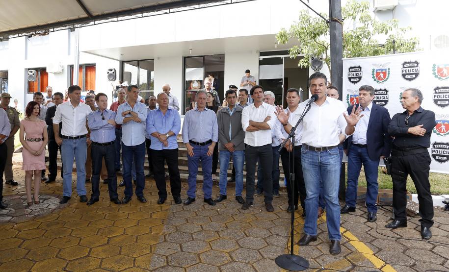 O governador Beto Richa participa em Cascavel,da inauguração do Núcleo de Proteção à Criança e ao Adolescente Vítima de Crime (Nucria) e da demolição simbólica da carceragem da 15ª Subdivisão Policial. Participaram da solenidade: prefeito de Cascavel, Edgar Bueno, o secretário de Segurança, Wagner Mesquita, deputado André Bueno, entre outros.Cascavel, 23-12-16.Foto: Arnaldo Alves / ANPr.