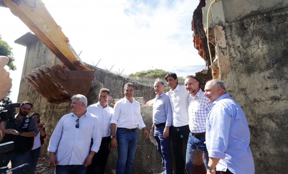 O governador Beto Richa participa em Cascavel,da inauguração do Núcleo de Proteção à Criança e ao Adolescente Vítima de Crime (Nucria) e da demolição simbólica da carceragem da 15ª Subdivisão Policial. Participaram da solenidade: prefeito de Cascavel, Edgar Bueno, o secretário de Segurança, Wagner Mesquita, deputado André Bueno, entre outros.Cascavel, 23-12-16.Foto: Arnaldo Alves / ANPr.