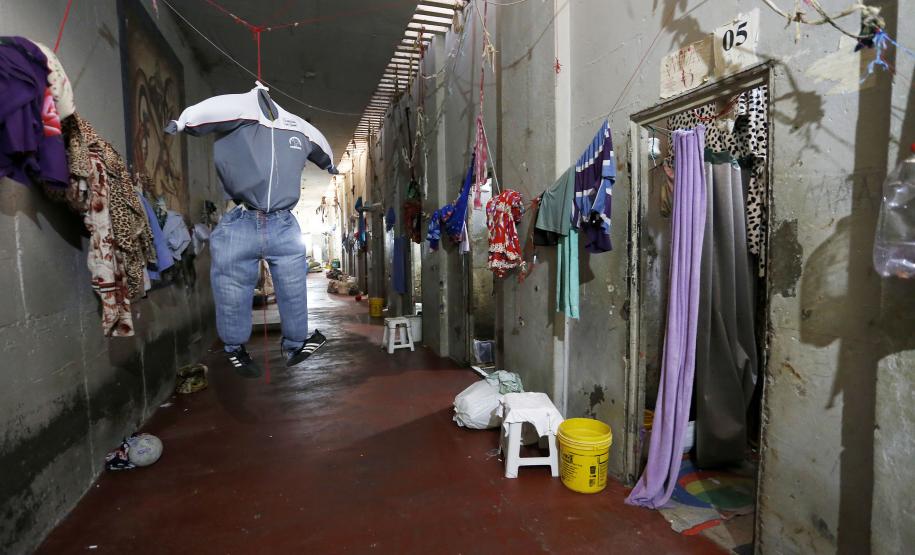 O governador Beto Richa participa em Cascavel,da inauguração do Núcleo de Proteção à Criança e ao Adolescente Vítima de Crime (Nucria) e da demolição simbólica da carceragem da 15ª Subdivisão Policial. Participaram da solenidade: prefeito de Cascavel, Edgar Bueno, o secretário de Segurança, Wagner Mesquita, deputado André Bueno, entre outros.Cascavel, 23-12-16.Foto: Arnaldo Alves / ANPr.