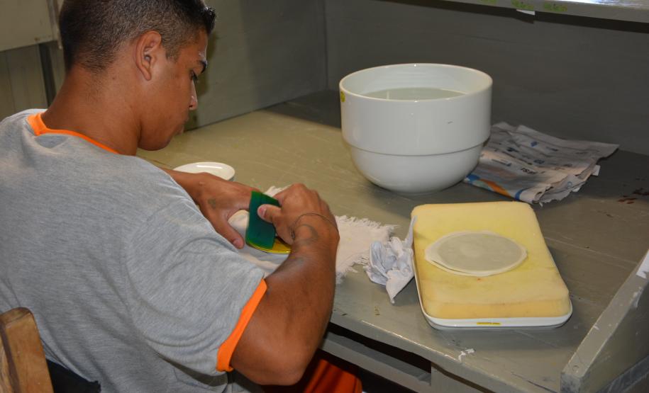 O Paraná colocou em funcionamento uma unidade prisional considerada modelo em tratamento penal no país. De regime fechado, a Penitenciária Central do Estado - Unidade de Progressão, localizada no Complexo Penitenciário de Piraquara, é um lugar em que os presos dedicam-se o dia todo a atividades educacionais e de trabalho. Curitiba, 22/03/2017