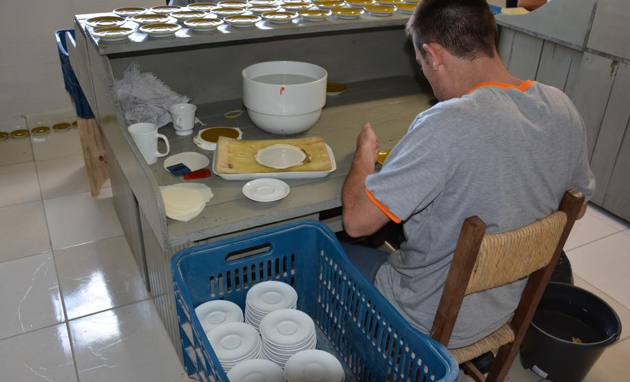 O Paraná colocou em funcionamento uma unidade prisional considerada modelo em tratamento penal no país. De regime fechado, a Penitenciária Central do Estado - Unidade de Progressão, localizada no Complexo Penitenciário de Piraquara, é um lugar em que os presos dedicam-se o dia todo a atividades educacionais e de trabalho. Curitiba, 22/03/2017
