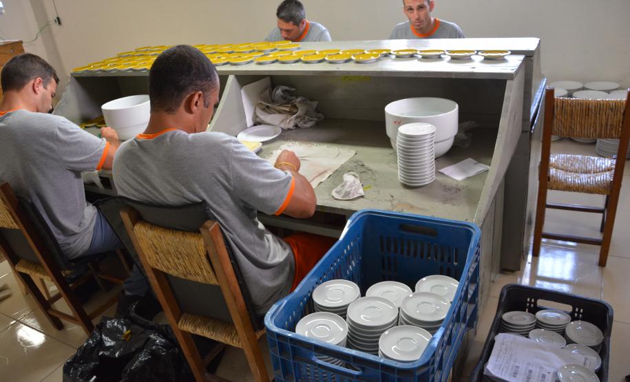 O Paraná colocou em funcionamento uma unidade prisional considerada modelo em tratamento penal no país. De regime fechado, a Penitenciária Central do Estado - Unidade de Progressão, localizada no Complexo Penitenciário de Piraquara, é um lugar em que os presos dedicam-se o dia todo a atividades educacionais e de trabalho. Curitiba, 22/03/2017