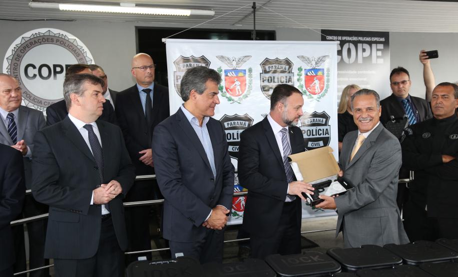 O governador Beto Richa e o secretário estadual da Segurança Pública e Administração Penitenciária, Wagner Mesquita, entregam mais 160 pistolas da marca Glock para a Polícia Civil e 45 viaturas para o Departamento Penitenciário do Paraná (Depen).  As entregas fazem parte do programa Paraná Seguro da Secretaria de Segurança Pública e Administração Penitenciária.Curitiba, 10/04/2017.Foto: Orlando Kissner/ANPr