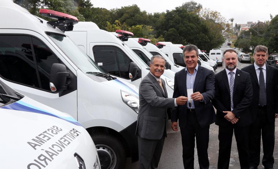 O governador Beto Richa e o secretário estadual da Segurança Pública e Administração Penitenciária, Wagner Mesquita, entregam mais 160 pistolas da marca Glock para a Polícia Civil e 45 viaturas para o Departamento Penitenciário do Paraná (Depen).  As entregas fazem parte do programa Paraná Seguro da Secretaria de Segurança Pública e Administração Penitenciária.Curitiba, 10/04/2017.Foto: Orlando Kissner/ANPr