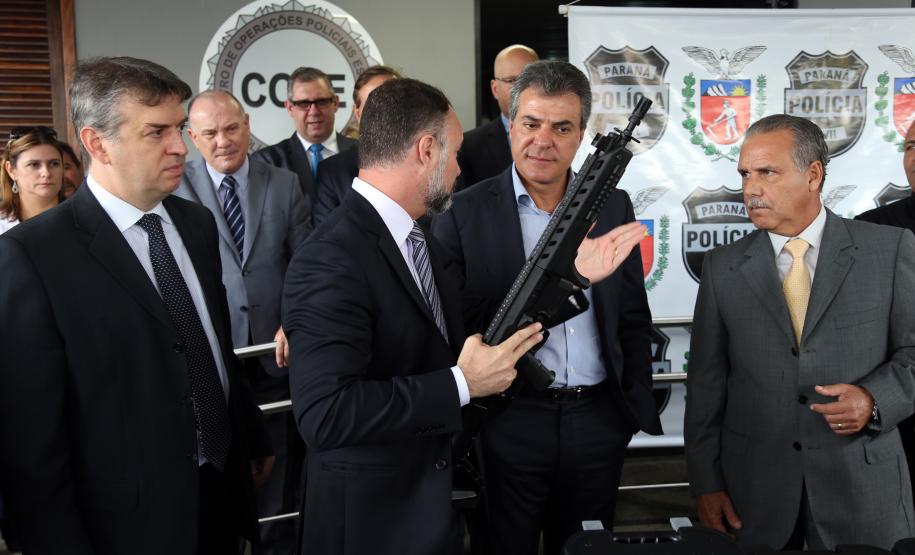 O governador Beto Richa e o secretário estadual da Segurança Pública e Administração Penitenciária, Wagner Mesquita, entregam mais 160 pistolas da marca Glock para a Polícia Civil e 45 viaturas para o Departamento Penitenciário do Paraná (Depen).  As entregas fazem parte do programa Paraná Seguro da Secretaria de Segurança Pública e Administração Penitenciária.Curitiba, 10/04/2017.Foto: Orlando Kissner/ANPr