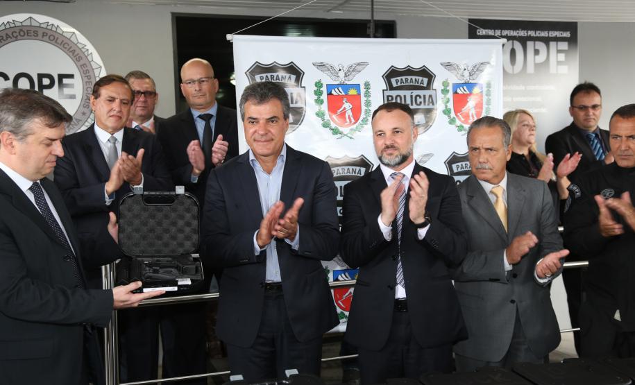 O governador Beto Richa e o secretário estadual da Segurança Pública e Administração Penitenciária, Wagner Mesquita, entregam mais 160 pistolas da marca Glock para a Polícia Civil e 45 viaturas para o Departamento Penitenciário do Paraná (Depen).  As entregas fazem parte do programa Paraná Seguro da Secretaria de Segurança Pública e Administração Penitenciária.Curitiba, 10/04/2017.Foto: Orlando Kissner/ANPr