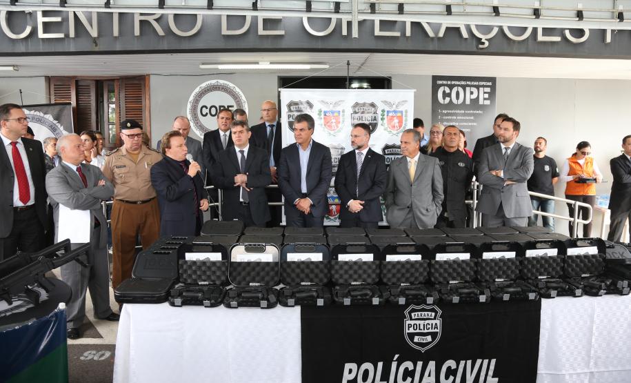 O governador Beto Richa e o secretário estadual da Segurança Pública e Administração Penitenciária, Wagner Mesquita, entregam mais 160 pistolas da marca Glock para a Polícia Civil e 45 viaturas para o Departamento Penitenciário do Paraná (Depen).  As entregas fazem parte do programa Paraná Seguro da Secretaria de Segurança Pública e Administração Penitenciária.Curitiba, 10/04/2017.Foto: Orlando Kissner/ANPr
