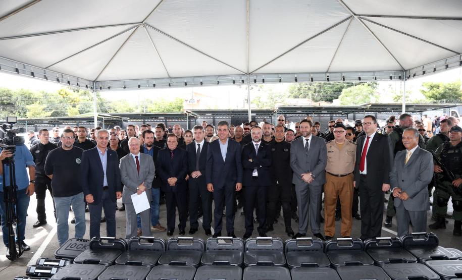 O governador Beto Richa e o secretário estadual da Segurança Pública e Administração Penitenciária, Wagner Mesquita, entregam mais 160 pistolas da marca Glock para a Polícia Civil e 45 viaturas para o Departamento Penitenciário do Paraná (Depen).  As entregas fazem parte do programa Paraná Seguro da Secretaria de Segurança Pública e Administração Penitenciária.Curitiba, 10/04/2017.Foto: Orlando Kissner/ANPr