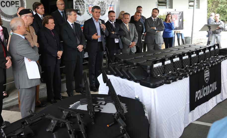 O governador Beto Richa e o secretário estadual da Segurança Pública e Administração Penitenciária, Wagner Mesquita, entregam mais 160 pistolas da marca Glock para a Polícia Civil e 45 viaturas para o Departamento Penitenciário do Paraná (Depen).  As entregas fazem parte do programa Paraná Seguro da Secretaria de Segurança Pública e Administração Penitenciária.Curitiba, 10/04/2017.Foto: Orlando Kissner/ANPr