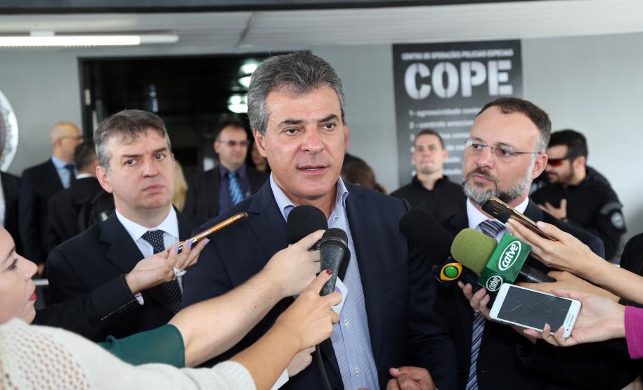 O governador Beto Richa e o secretário estadual da Segurança Pública e Administração Penitenciária, Wagner Mesquita, entregam mais 160 pistolas da marca Glock para a Polícia Civil e 45 viaturas para o Departamento Penitenciário do Paraná (Depen).  As entregas fazem parte do programa Paraná Seguro da Secretaria de Segurança Pública e Administração Penitenciária.Curitiba, 10/04/2017.Foto: Orlando Kissner/ANPr