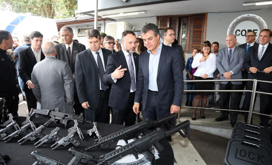 O governador Beto Richa e o secretário estadual da Segurança Pública e Administração Penitenciária, Wagner Mesquita, entregam mais 160 pistolas da marca Glock para a Polícia Civil e 45 viaturas para o Departamento Penitenciário do Paraná (Depen).  As entregas fazem parte do programa Paraná Seguro da Secretaria de Segurança Pública e Administração Penitenciária.Curitiba, 10/04/2017.Foto: Orlando Kissner/ANPr
