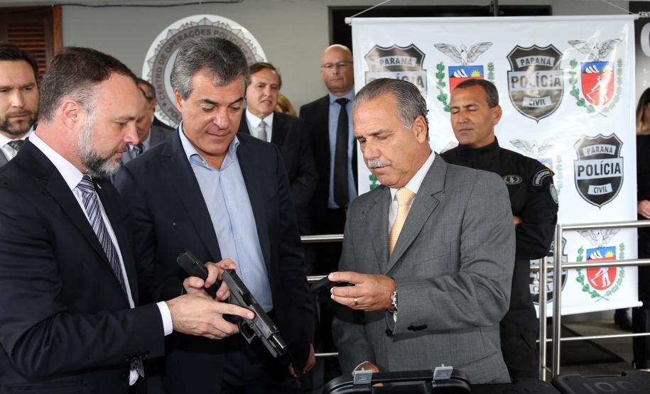 O governador Beto Richa e o secretário estadual da Segurança Pública e Administração Penitenciária, Wagner Mesquita, entregam mais 160 pistolas da marca Glock para a Polícia Civil e 45 viaturas para o Departamento Penitenciário do Paraná (Depen).  As entregas fazem parte do programa Paraná Seguro da Secretaria de Segurança Pública e Administração Penitenciária.Curitiba, 10/04/2017.Foto: Orlando Kissner/ANPr