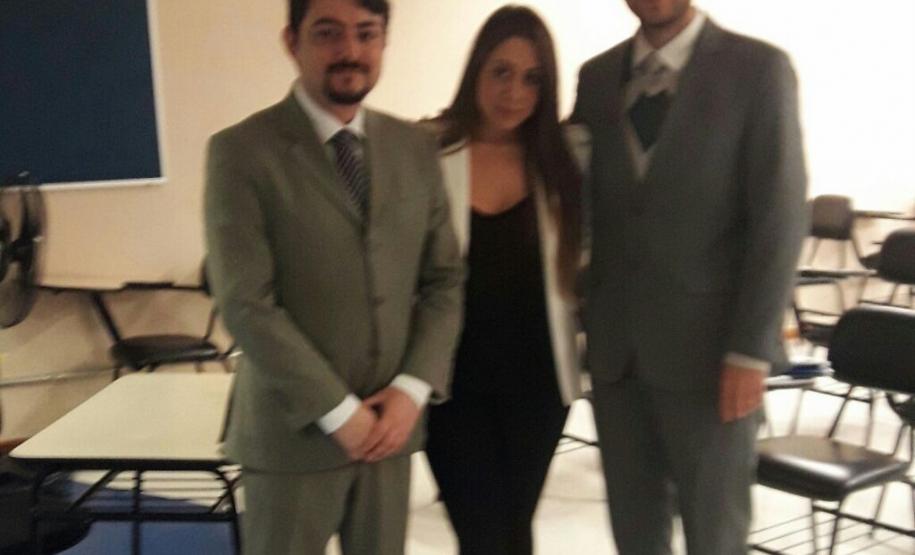 Estudante Isabel ao lado dos professores Luiz Gustavo (esquerda) e Roosvelt Arraes(direita), na banca de defesa.