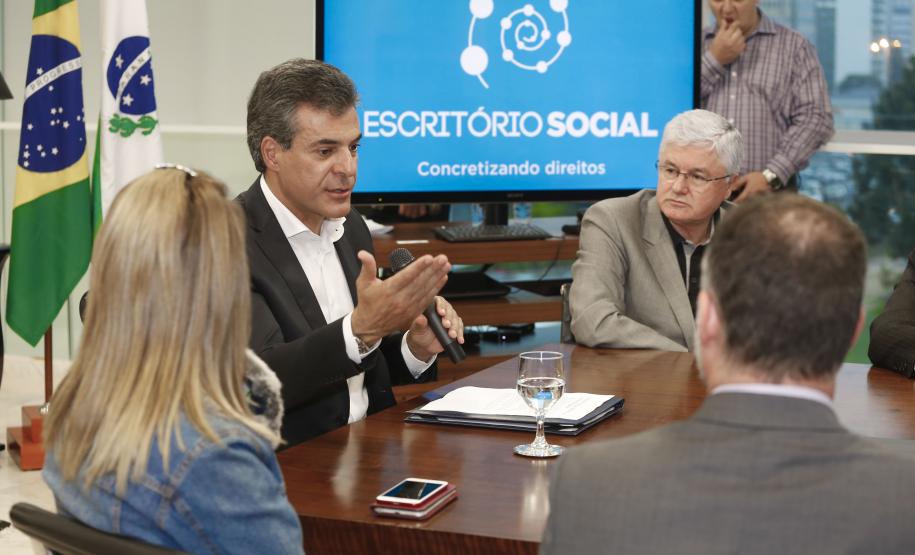 O Paraná cria escritório social para atender indivíduos que deixam o sistema prisional e passam a usar tornozeleira eletrônica. A abertura foi autorizada pelo governador Beto Richa, nesta terça-feira (06/06). O local ofertará diversos serviços de cidadania para auxiliar na reintegração social.Curitiba, 06-06-17.Foto: Arnaldo Alves / ANPr.