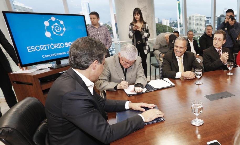 O Paraná cria escritório social para atender indivíduos que deixam o sistema prisional e passam a usar tornozeleira eletrônica. A abertura foi autorizada pelo governador Beto Richa, nesta terça-feira (06/06). O local ofertará diversos serviços de cidadania para auxiliar na reintegração social.Curitiba, 06-06-17.Foto: Arnaldo Alves / ANPr.