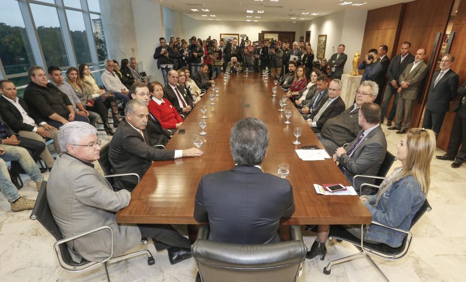 O Paraná cria escritório social para atender indivíduos que deixam o sistema prisional e passam a usar tornozeleira eletrônica. A abertura foi autorizada pelo governador Beto Richa, nesta terça-feira (06/06). O local ofertará diversos serviços de cidadania para auxiliar na reintegração social.Curitiba, 06-06-17.Foto: Arnaldo Alves / ANPr.