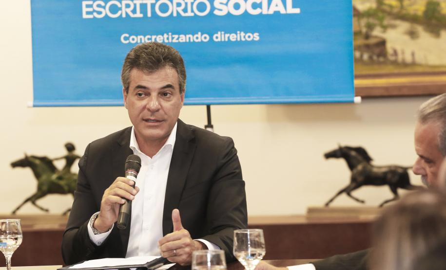 O Paraná cria escritório social para atender indivíduos que deixam o sistema prisional e passam a usar tornozeleira eletrônica. A abertura foi autorizada pelo governador Beto Richa, nesta terça-feira (06/06). O local ofertará diversos serviços de cidadania para auxiliar na reintegração social.Curitiba, 06-06-17.Foto: Arnaldo Alves / ANPr.