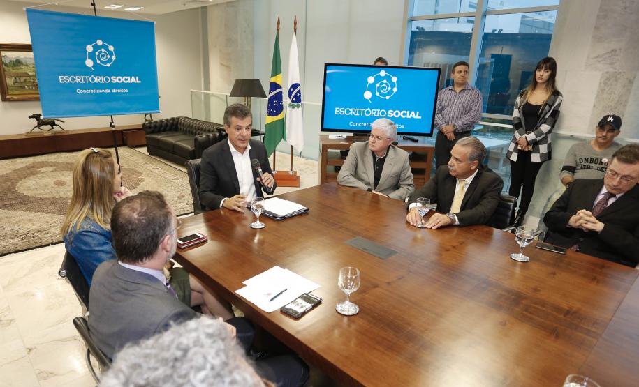 O Paraná cria escritório social para atender indivíduos que deixam o sistema prisional e passam a usar tornozeleira eletrônica. A abertura foi autorizada pelo governador Beto Richa, nesta terça-feira (06/06). O local ofertará diversos serviços de cidadania para auxiliar na reintegração social.Curitiba, 06-06-17.Foto: Arnaldo Alves / ANPr.