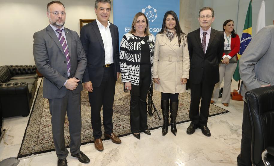 O Paraná cria escritório social para atender indivíduos que deixam o sistema prisional e passam a usar tornozeleira eletrônica. A abertura foi autorizada pelo governador Beto Richa, nesta terça-feira (06/06). O local ofertará diversos serviços de cidadania para auxiliar na reintegração social.Curitiba, 06-06-17.Foto: Arnaldo Alves / ANPr.