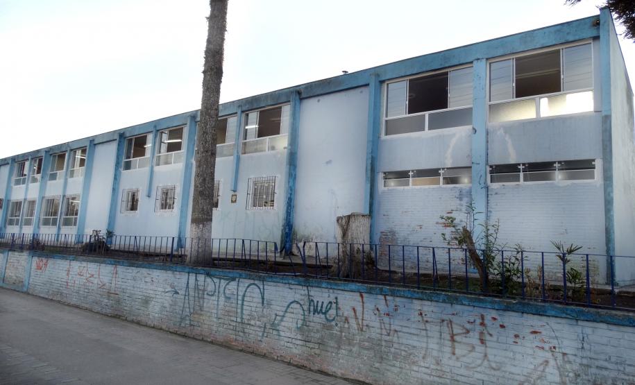 O Colégio Estadual Romário Martins, Piraquara, Região Metropolitana de Curitiba está revitalizado. O Programa Mãos Amigas finalizou na última semana a pintura dos muros, da fachada, das salas de aula e das paredes externas e internas da escola, além de reparos nos forros e novas instalações elétricas. Tudo para beneficiar mais de 1.500 estudantes dos ensinos fundamental e médio.Curitiba, 20/10/2017.Foto: Divulgação SEED