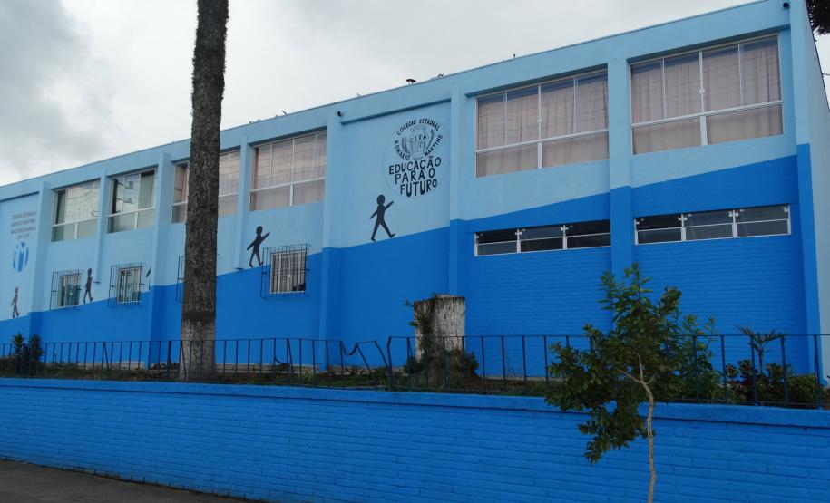 O Colégio Estadual Romário Martins, Piraquara, Região Metropolitana de Curitiba está revitalizado. O Programa Mãos Amigas finalizou na última semana a pintura dos muros, da fachada, das salas de aula e das paredes externas e internas da escola, além de reparos nos forros e novas instalações elétricas. Tudo para beneficiar mais de 1.500 estudantes dos ensinos fundamental e médio.Curitiba, 20/10/2017.Foto: Divulgação SEED