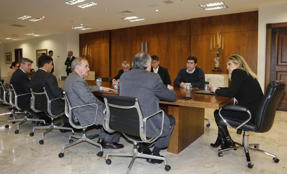A governadora Cia Borghetti durante reunião nesta segunda-feira com o prefeito de Guarapuava Cesar Silvestri filho, secretário especial de Administração Penitenciaria Ceronel Elio de Oliveira e o chefe do Departamento Peniténciario do Estado, delegado Francisco Caricatti e demais autoridades. - Curitiba/Pr, 11.06.2018 - Foto Jonas Oliveira/Governadoria