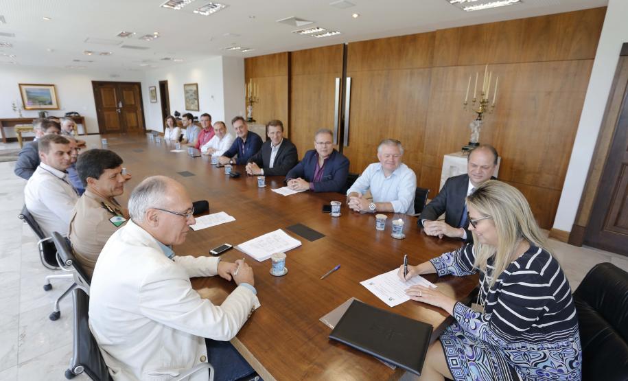 Governadora Cida Borghetti, assina convênio para contrução de 3 novos presídios. Participaram: deputado federal Ricardo Barros, cel. Hélio, entre outros.Curitiba, 20-12-18.Foto: Arnaldo Alves / ANPr