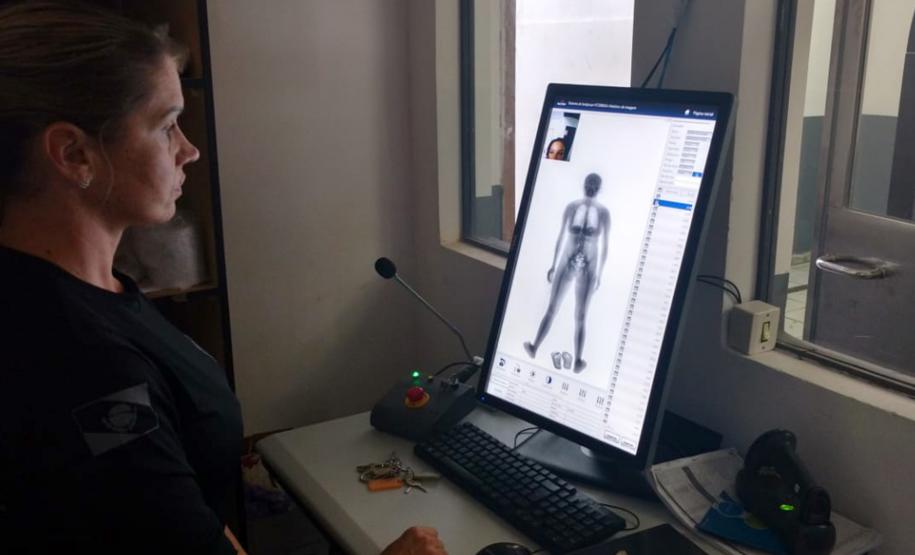 Penitenciárias do Paraná estão sendo equipadas com escâneres corporais que auxiliam na revista dos visitantes. Com a medida, o procedimento de segurança acontece de forma mais precisa e segura, além de evitar situações vexatórias que violem a dignidade e a intimidade da pessoa.  -  Curitiba, 30/04/2019  -  Foto: Divulgação Depen PR