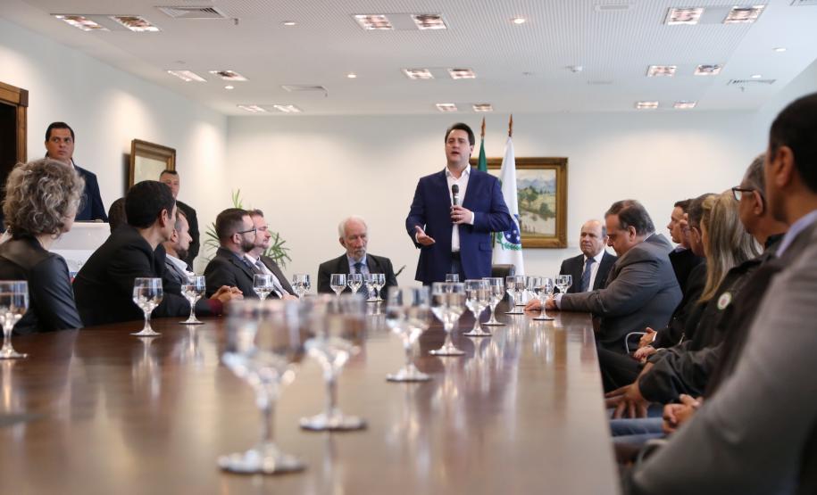 O governador Carlos Massa Ratinho Junior entregou nesta quarta-feira armas, rádios comunicadores e veículos de escolta ao Departamento Penitenciário do Paraná (Depen). O objetivo é equipar e modernizar o sistema prisional do Estado. Curitiba, 08/05/2019. Foto: José Fernando Ogura/ANPr