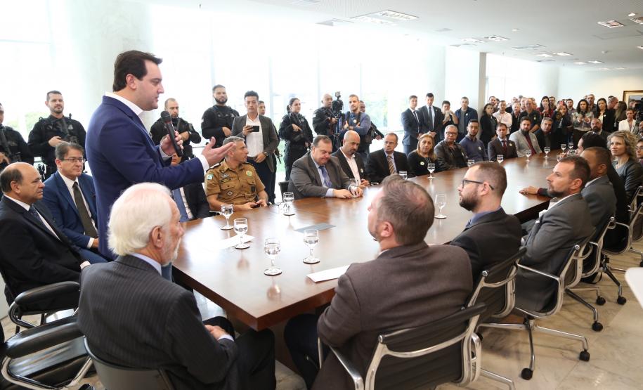 O governador Carlos Massa Ratinho Junior entregou nesta quarta-feira armas, rádios comunicadores e veículos de escolta ao Departamento Penitenciário do Paraná (Depen). O objetivo é equipar e modernizar o sistema prisional do Estado. Curitiba, 08/05/2019. Foto: José Fernando Ogura/ANPr