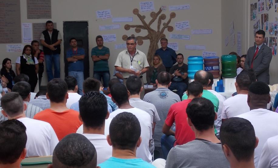 Nesta terça-feira (1), a Casa de Custódia de São José dos Pinhais fez o encerramento das atividades realizadas em agosto, em comemoração ao mês do estudante. Durante todo o mês, foram ofertados jogos escolares, oficinas de desenhos, poemas, esportes, remição pela leitura, e ainda, o curso o profissionalizante de eletricista predial, ofertado em parceria com o SENAI e o SENAC.