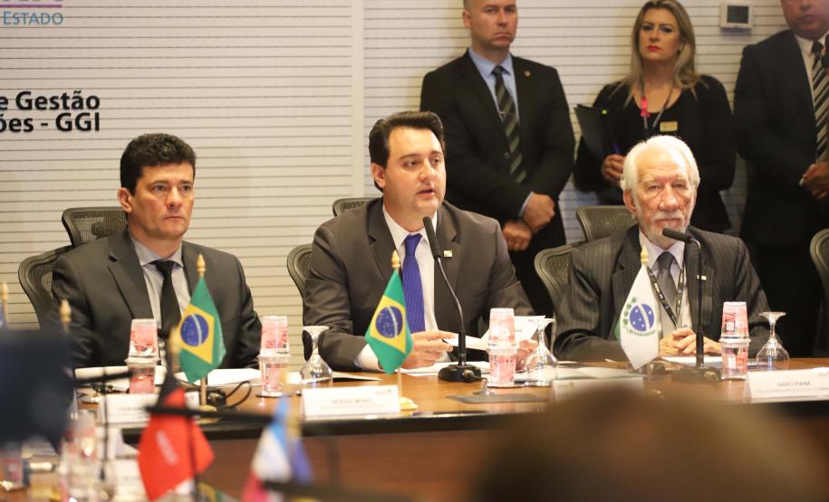 O governador Carlos Massa Ratinho Junior e o ministro da Justiça Sergio Moro, participaram da Encontro do Conselho Nacional de Secretários de Estado da Justiça, Cidadania, Direitos Humanos e Administração Penitenciária, que realiza-se no Palácio Iguaçu. Participaram: os secretários: de Segurança Pública, cel. Romulo Marinho Soares; entre outros.Curitiba, 04-10-19.Foto: Arnaldo Alves / AEN.