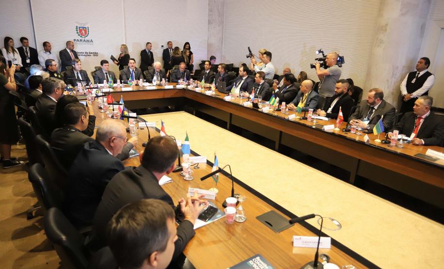 O governador Carlos Massa Ratinho Junior e o ministro da Justiça Sergio Moro, participaram da Encontro do Conselho Nacional de Secretários de Estado da Justiça, Cidadania, Direitos Humanos e Administração Penitenciária, que realiza-se no Palácio Iguaçu. Participaram: os secretários: de Segurança Pública, cel. Romulo Marinho Soares; entre outros.Curitiba, 04-10-19.Foto: Arnaldo Alves / AEN.