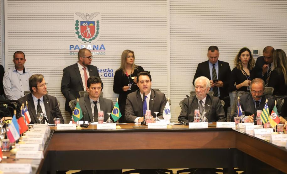 O governador Carlos Massa Ratinho Junior e o ministro da Justiça Sergio Moro, participaram da Encontro do Conselho Nacional de Secretários de Estado da Justiça, Cidadania, Direitos Humanos e Administração Penitenciária, que realiza-se no Palácio Iguaçu. Participaram: os secretários: de Segurança Pública, cel. Romulo Marinho Soares; entre outros.Curitiba, 04-10-19.Foto: Arnaldo Alves / AEN.