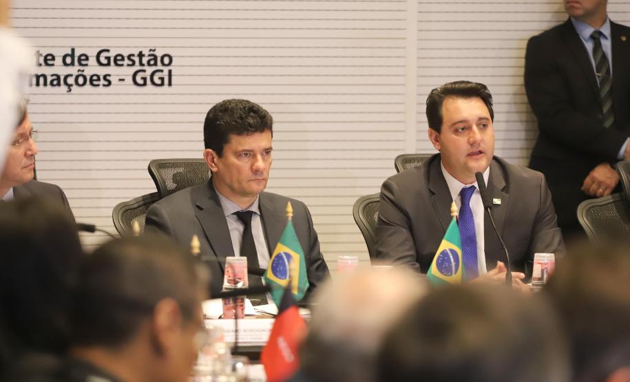 O governador Carlos Massa Ratinho Junior e o ministro da Justiça Sergio Moro, participaram da Encontro do Conselho Nacional de Secretários de Estado da Justiça, Cidadania, Direitos Humanos e Administração Penitenciária, que realiza-se no Palácio Iguaçu. Participaram: os secretários: de Segurança Pública, cel. Romulo Marinho Soares; entre outros.Curitiba, 04-10-19.Foto: Arnaldo Alves / AEN.