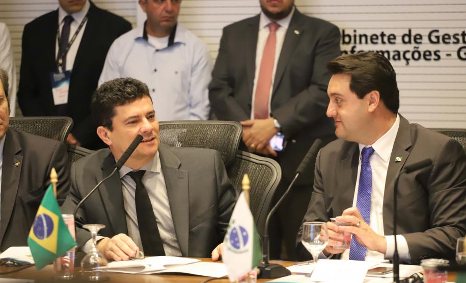 O governador Carlos Massa Ratinho Junior e o ministro da Justiça Sergio Moro, participaram da Encontro do Conselho Nacional de Secretários de Estado da Justiça, Cidadania, Direitos Humanos e Administração Penitenciária, que realiza-se no Palácio Iguaçu. Participaram: os secretários: de Segurança Pública, cel. Romulo Marinho Soares; entre outros.Curitiba, 04-10-19.Foto: Arnaldo Alves / AEN.